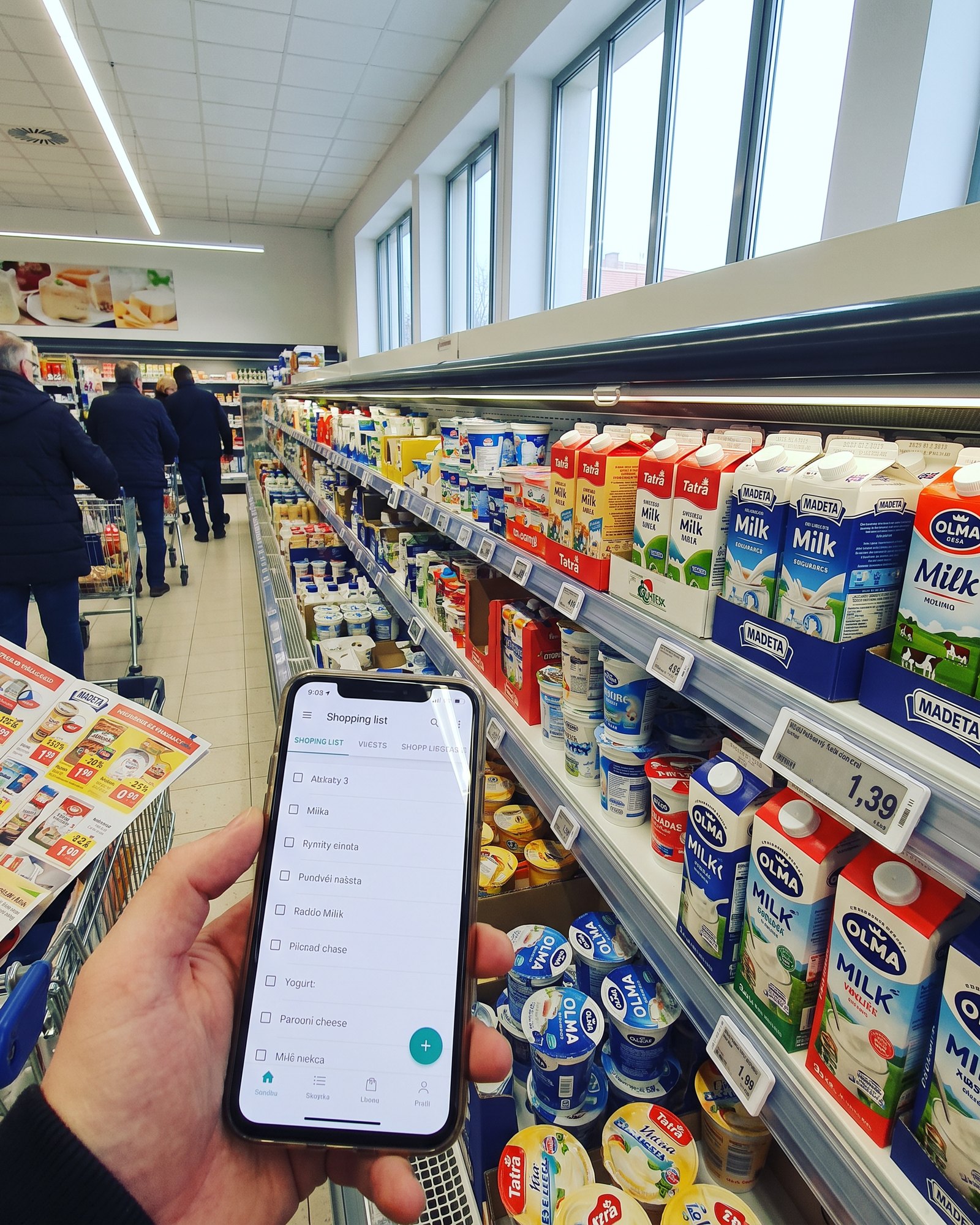Výběr zeleniny v supermarketu